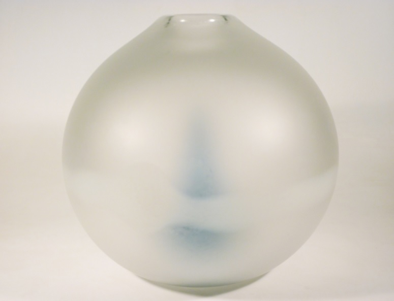 sklo foukané s bílým opálovým pruhem a modrým vpichem, ručně matované, v. 31 cm, r.1973, provedeno v Moseru, sign + dat.
