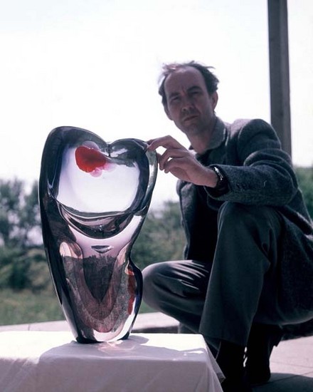 Obr-01: Raoul Goldoni v roce 1965 s plastikou - dar Josipu Broz Titovi 