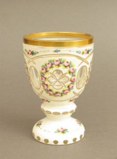 Obr.9. Skleněný opálem přejímaný broušený a malovaný  pohár,  foto archiv Muzea Vysočiny Havlíčkův Brod                                            